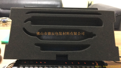 佛山市德辰包裝材料有限公司擁有先進(jìn)的海綿機(jī)械,海綿發(fā)泡機(jī),平切機(jī),上膠機(jī),直切機(jī)，海綿再生機(jī),等,可以生產(chǎn)各種不同形狀規(guī)格的海綿制品和包裝海綿!

