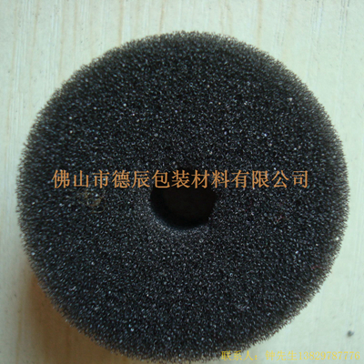 過濾海綿也稱網狀海綿，爆破海綿。聚氨酯過濾海綿由普通開孔軟泡高溫爆破開孔加工而成，爆破除掉了泡沫網絡之間原有的氣泡膜，得到了主體骨架網狀結構。
過濾海綿的空隙率高達97%，具有優(yōu)異的透氣性、良好的柔軟性和較高的機械強度。
