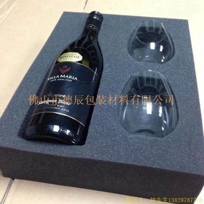 海綿內(nèi)托對(duì)各行各業(yè)產(chǎn)品起到絕緣、密封、防震、防塵、填充、隔音、固定，能夠保護(hù)包裝產(chǎn)品在運(yùn)輸過(guò)程中安然無(wú)恙，起到保護(hù)產(chǎn)品的一個(gè)作用，同時(shí)可以美化產(chǎn)品，提升產(chǎn)品檔次。