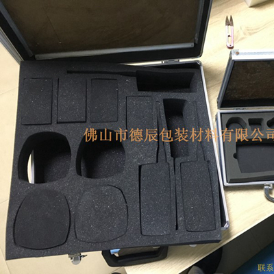 海綿內(nèi)托對(duì)各行各業(yè)產(chǎn)品起到絕緣、密封、防震、防塵、填充、隔音、固定，能夠保護(hù)包裝產(chǎn)品在運(yùn)輸過(guò)程中安然無(wú)恙，起到保護(hù)產(chǎn)品的一個(gè)作用，同時(shí)可以美化產(chǎn)品，提升產(chǎn)品檔次。