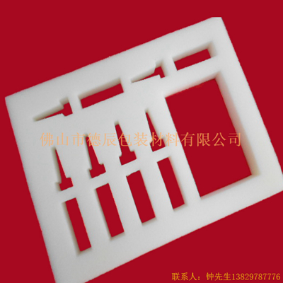 海綿內(nèi)托對各行各業(yè)產(chǎn)品起到絕緣、密封、防震、防塵、填充、隔音、固定，能夠保護包裝產(chǎn)品在運輸過程中安然無恙，起到保護產(chǎn)品的一個作用，同時可以美化產(chǎn)品，提升產(chǎn)品檔次。
