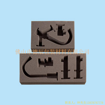 海綿內(nèi)托對各行各業(yè)產(chǎn)品起到絕緣、密封、防震、防塵、填充、隔音、固定，能夠保護包裝產(chǎn)品在運輸過程中安然無恙，起到保護產(chǎn)品的一個作用，同時可以美化產(chǎn)品，提升產(chǎn)品檔次。